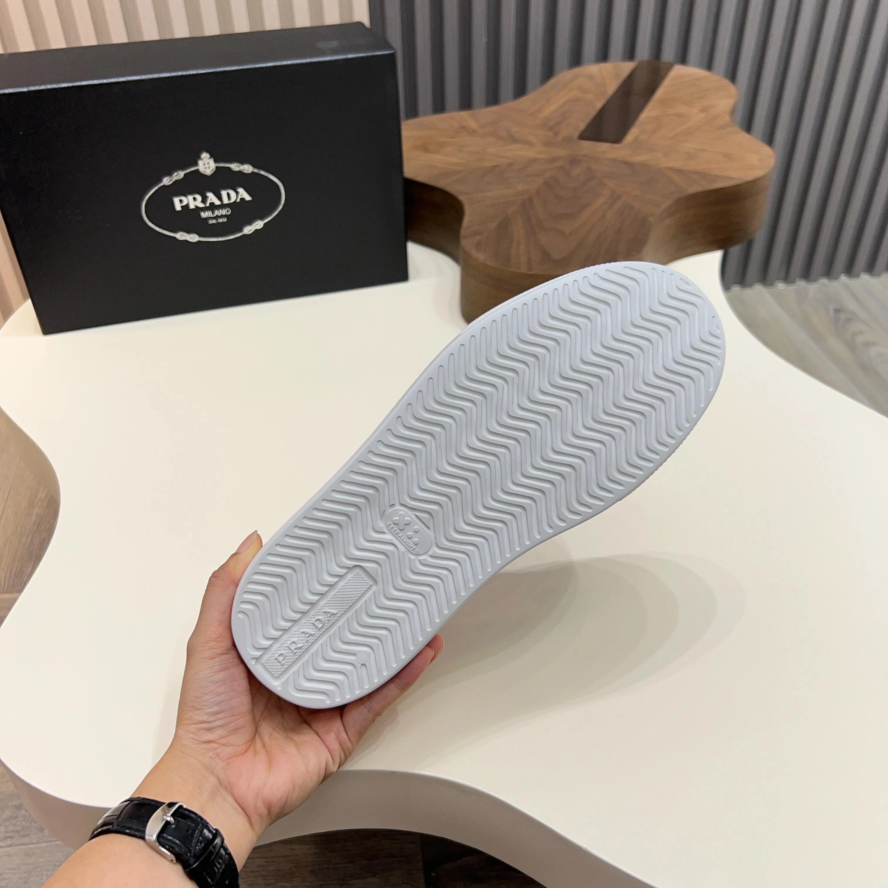 💰740 Thick-soled trendy brand (Prada) mainly promotes popular models, avant-garde and versatile fashionable men's shoes, private version molding, cowhide splicing 1:1 replica... fashionable, simple, elegant, more eye-catching and more classy, ​​it will subvert the old idea, a must-have for fashionistas who want to spend time with you! Must keep it! Tall and comfortable outsole, high-end quality workmanship. @ Code number: 39-44 38 45 can be ordered. Multiple colors are available.